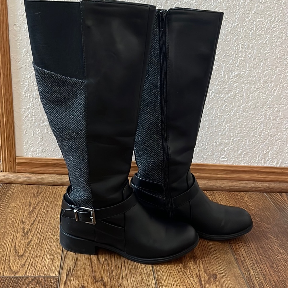 Used like new riders boot by Y.not?